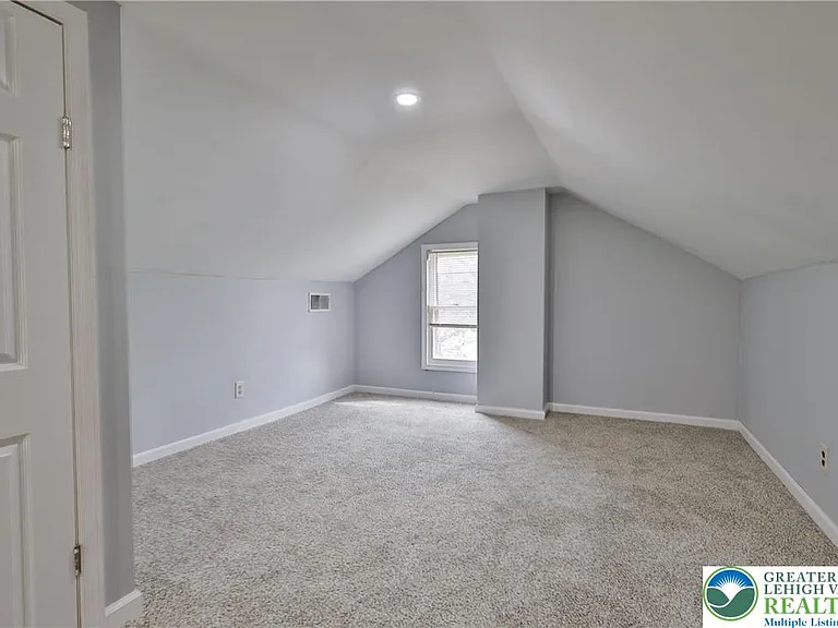 336 E Market St — Photo 20