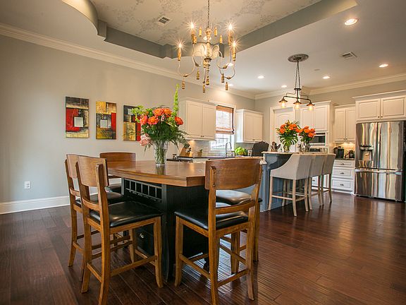 3rd image of 124 Saint Charles Cir