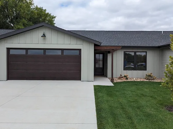 3909 Dorothys Ln, Spirit Lake, IA 51360