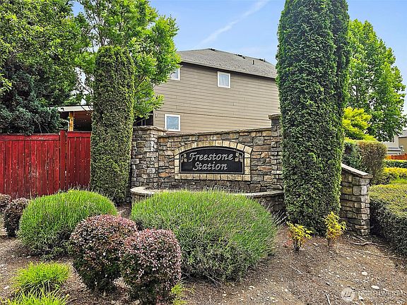 3rd image of 1440 Farina Loop SE