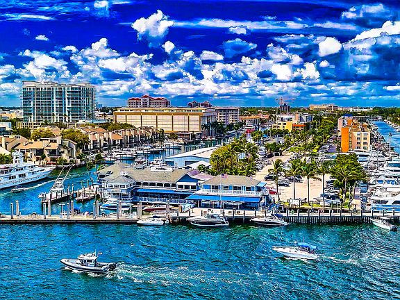 Walk to famous 15th Street Fisheries restaurant on the Intracoastal Waterway (10 min walk from apartment)