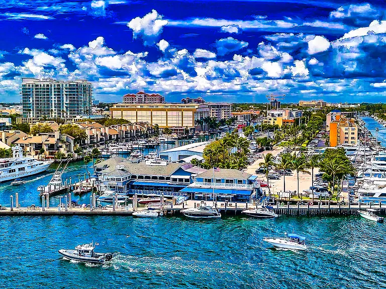 Walk to famous 15th Street Fisheries restaurant on the Intracoastal Waterway (10 min walk from apartment)