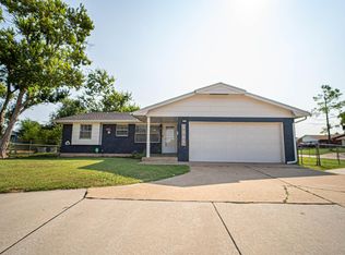 1065 NW 6th St, Moore, OK 73160