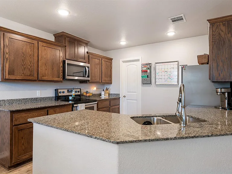 145 Ellis Ct #B — Photo 10