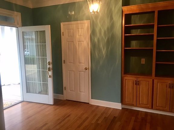 3rd image of 122 Meadowhill Dr