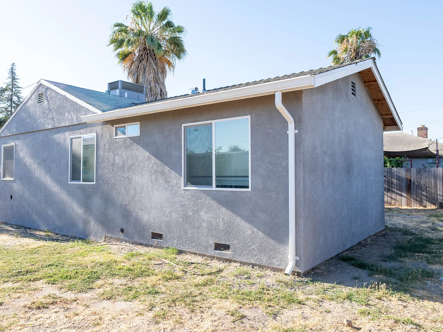 3 bed, 1200 sqft, $2,600 — Photo 2