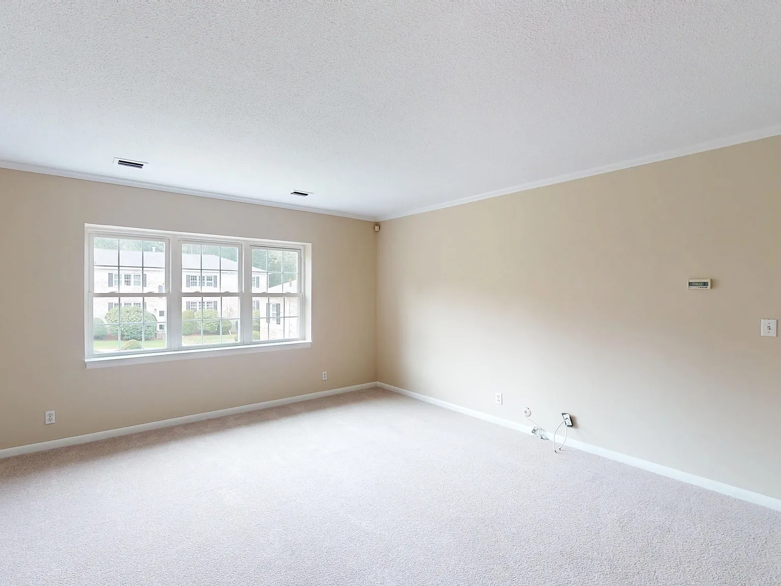 3 bed, 2.0 bath, 1155 sqft, $3,450 — Photo 2