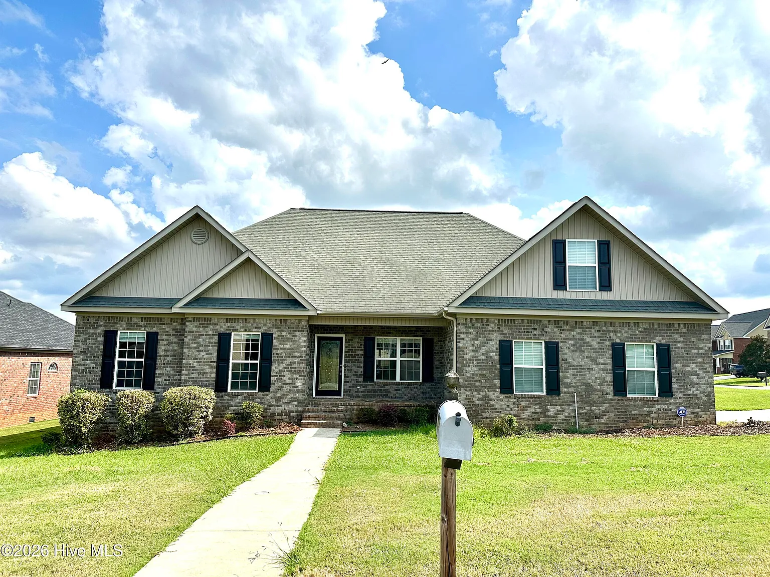4 bed, 2.0 bath, 2321 sqft, $2,350 — Photo 1