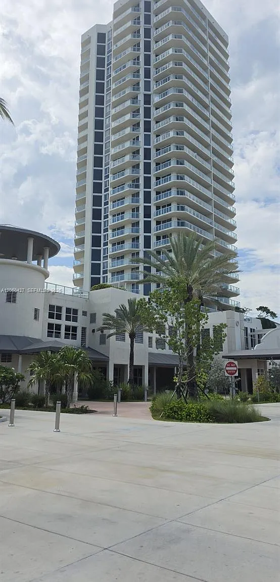 St Tropez Ocean Condo — Photo 1