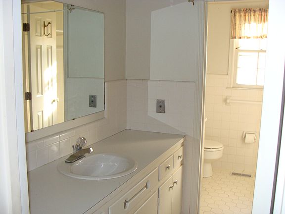 5th image of 640 Woodland Dr