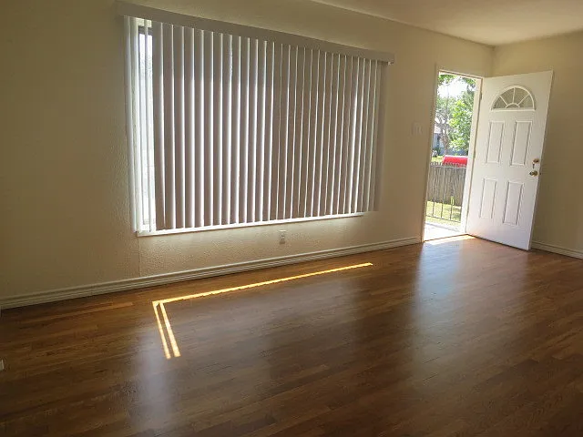 4614 S Crockett St — Photo 4