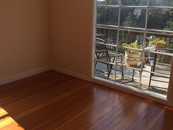 3rd image of 824 Everett Ave