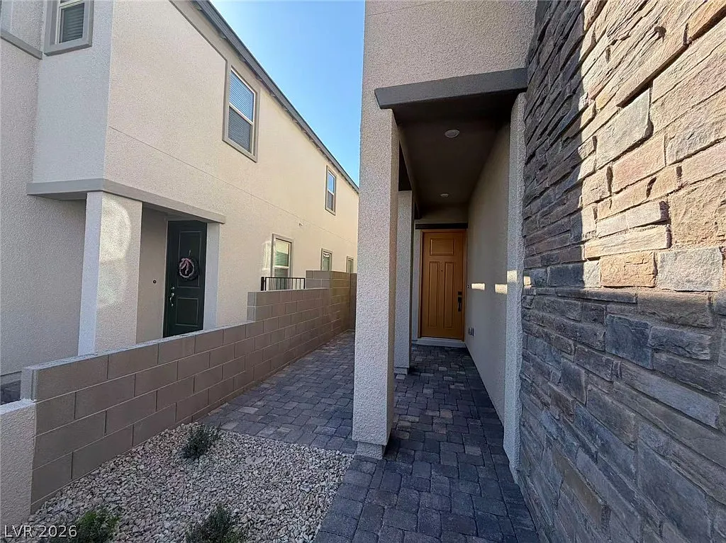 5 bed, 3.0 bath, 2466 sqft, $3,500 — Photo 2