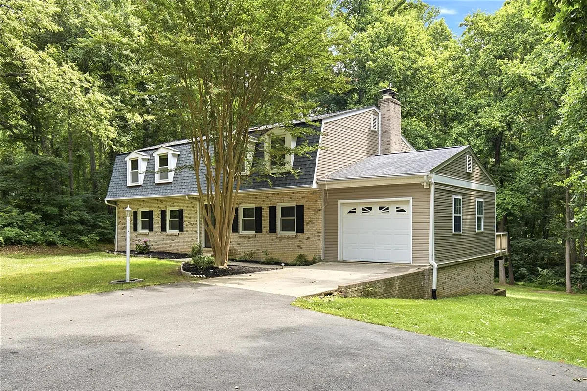 5 bed, 3358 sqft, $3,900 — Photo 2