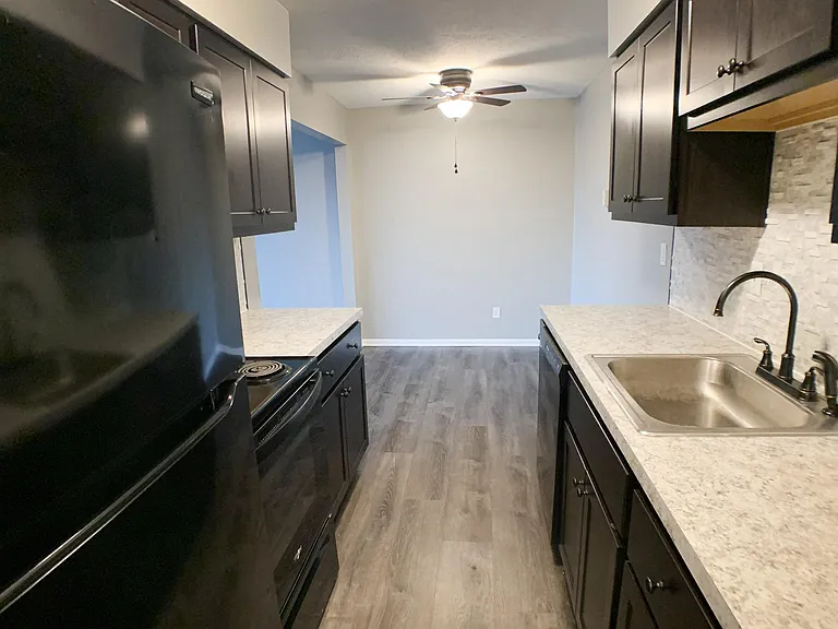 Crown Pointe Apartments — Photo 31