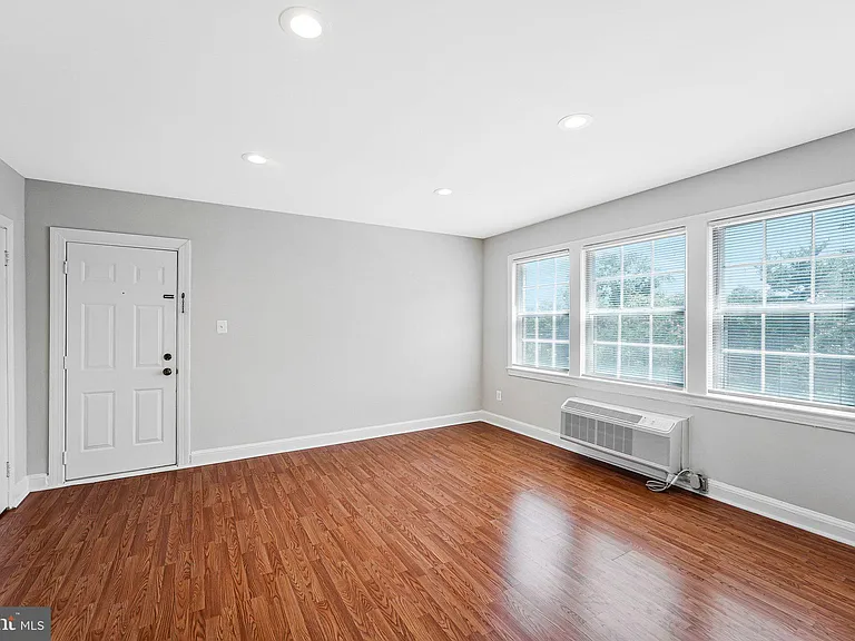 1808 W Abingdon Dr #301 — Photo 8