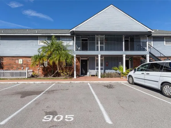 200 Country Club Dr APT 905, Largo, FL 33771