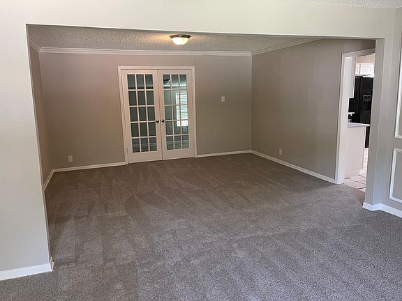 Extra living room or dining room