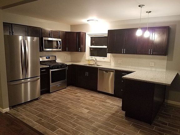 4th image of 1212 Sunset Dr