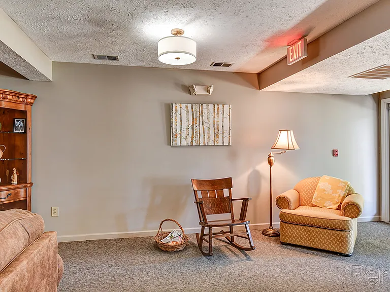 Hickory Knoll Apartments — Photo 26