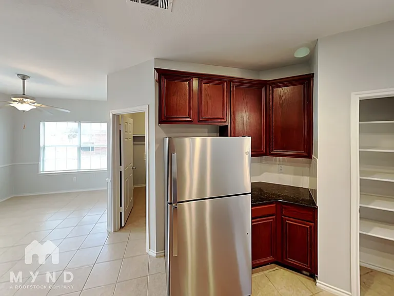 307 Susan Way — Photo 6