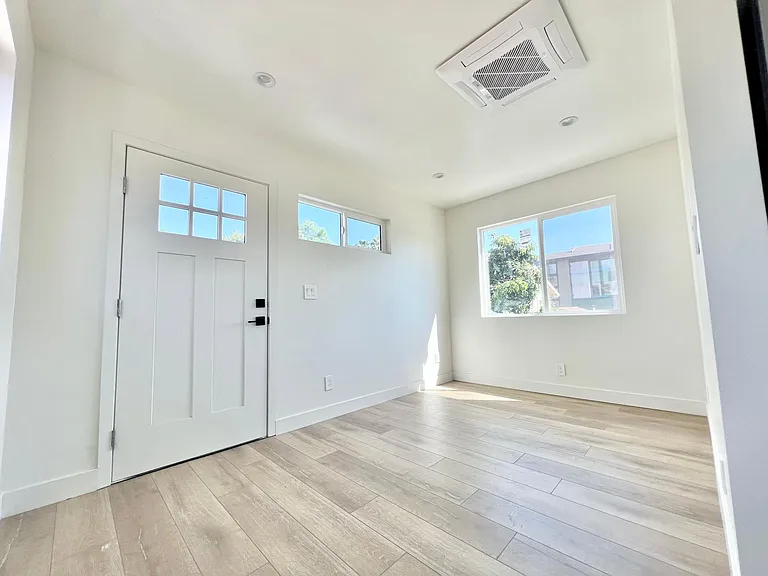 437 1/2 N Mountain View Ave — Photo 4
