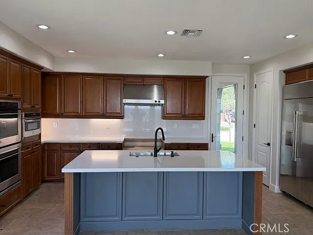 5 bed, 5.5 bath, 4745 sqft, $12,995 — Photo 2