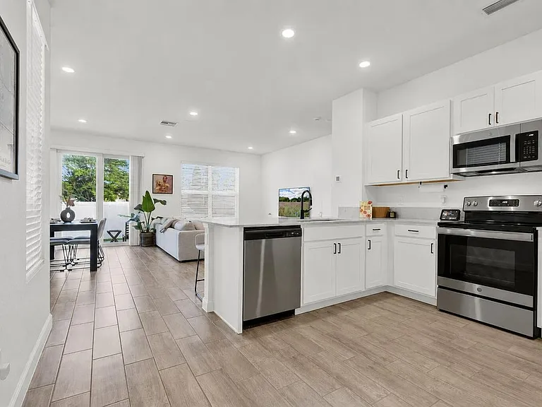 4246 Lagoon Shore Dr — Photo 2