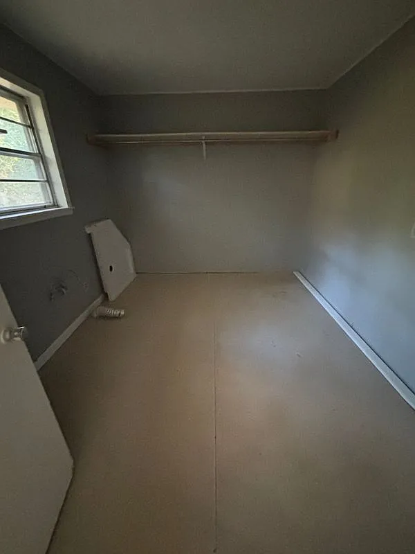 3 bed, 1.0 bath, 1264 sqft, $1,000 — Photo 2