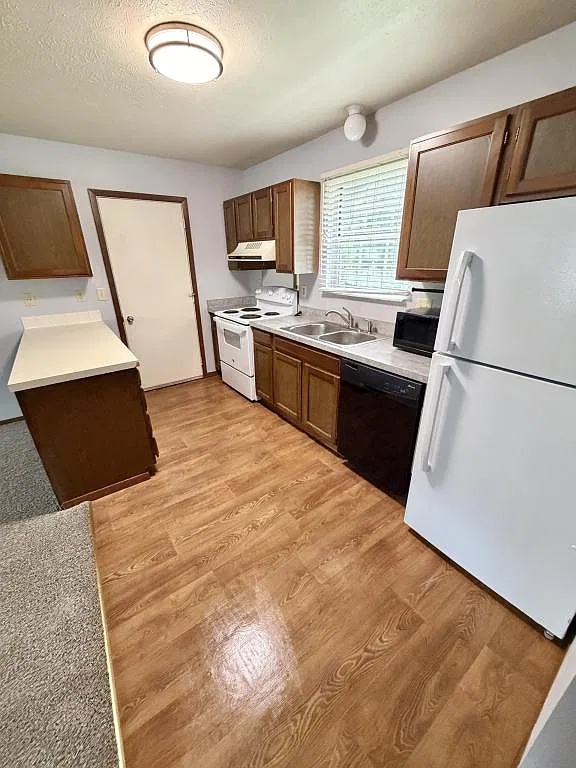 1160 S Lincoln Ave — Photo 4
