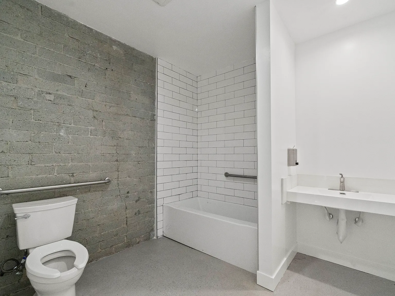 Studio, 839 sqft, $1,999 — Photo 4