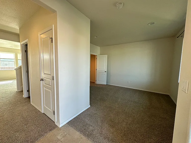 533 Derby St SE — Photo 2