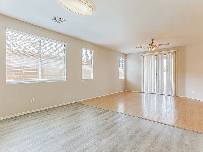 7905 S 73rd Ln — Photo 3