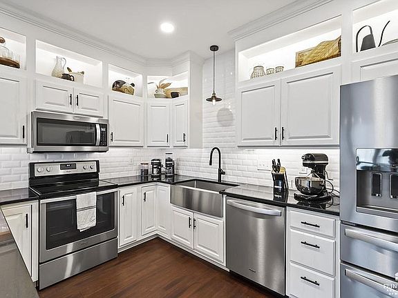 3rd image of 1421 Meadowbrooke Ln