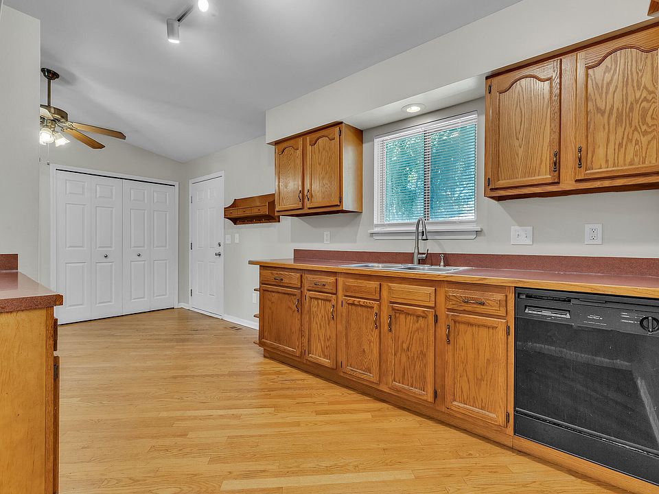 24533 Grove Ave, photo 16