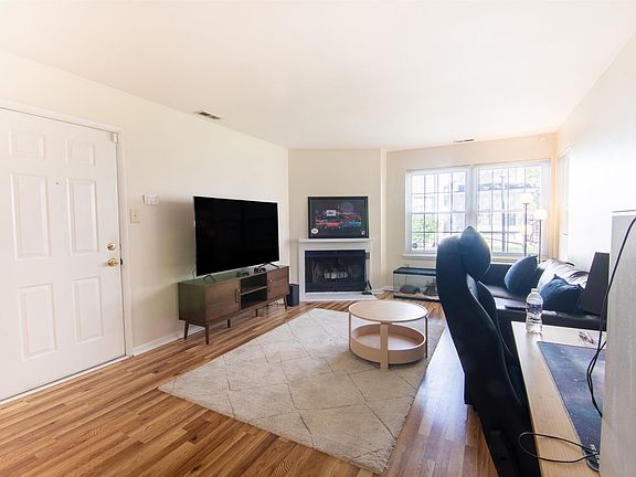 3rd image of 22 Driftwood Ct Unit 22