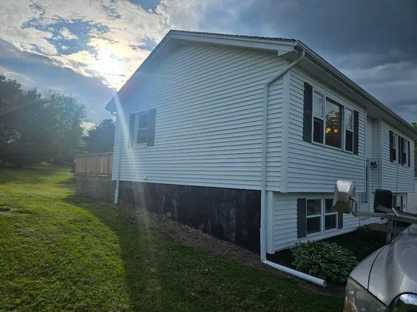 262 Golf Course Road, Newport, ME 04953