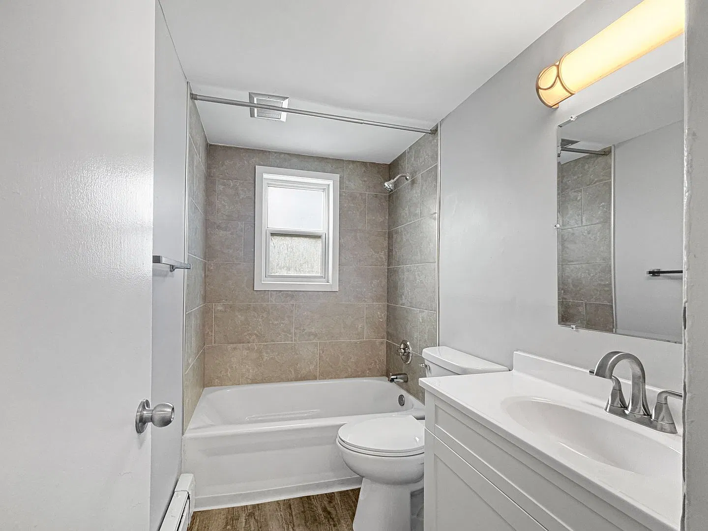 2 bed, 1.0 bath, 700 sqft, $1,295 — Photo 2