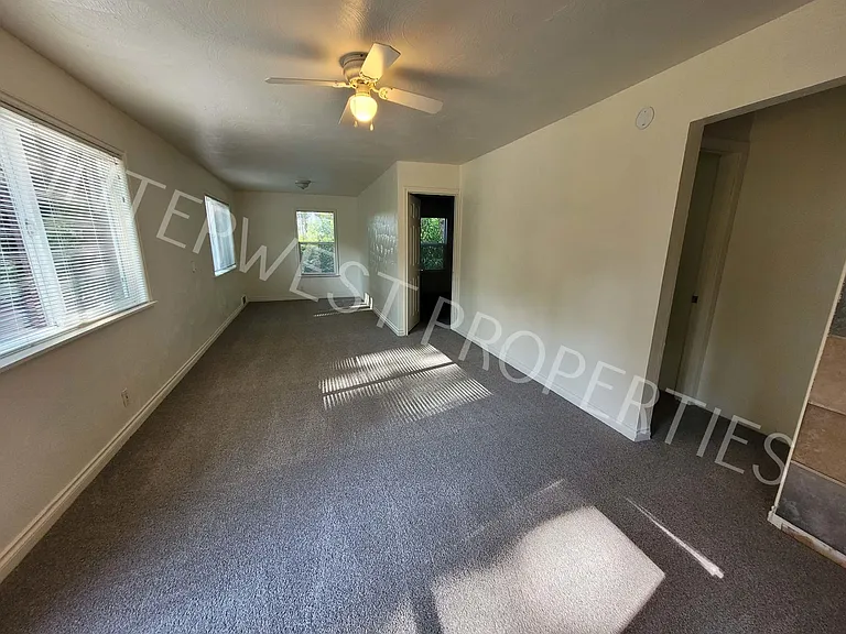 16045 Swan Ave — Photo 2