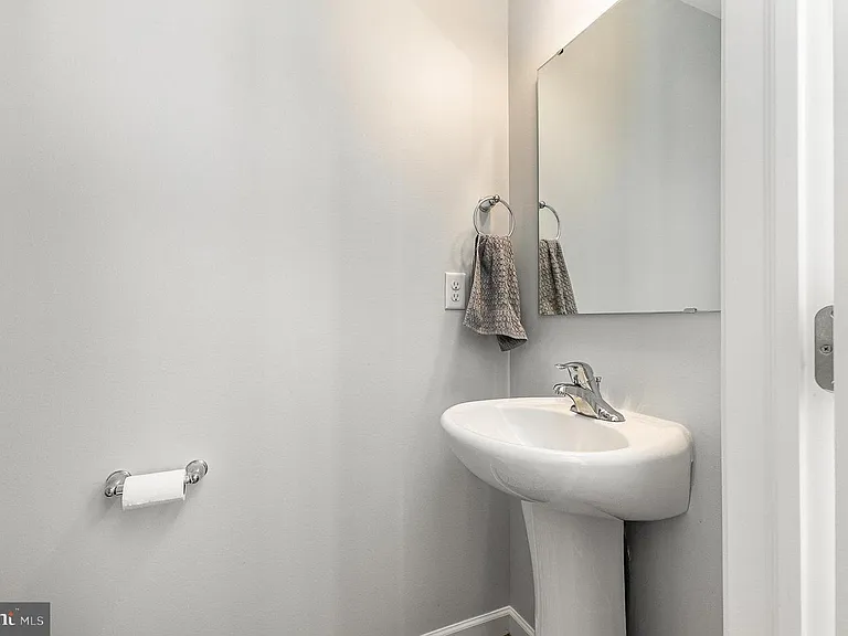 8152 Lenker Dr — Photo 16