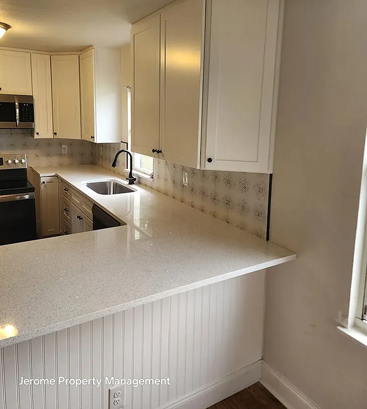 4 bed, 1274 sqft, $1,995 — Photo 3