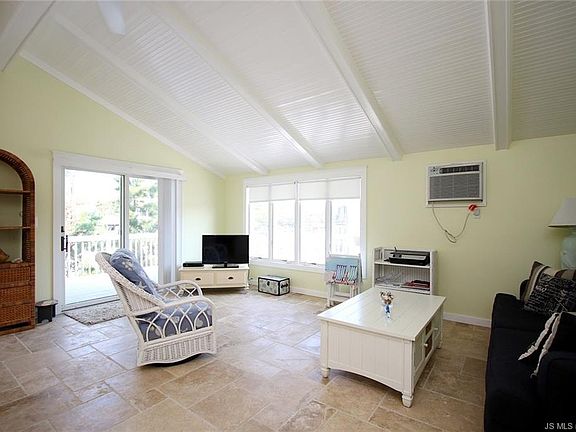 3rd image of 1072 Long Beach Blvd #A