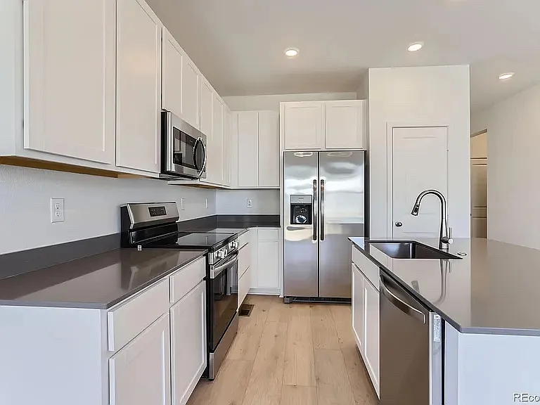 165 Fremont Ct — Photo 3