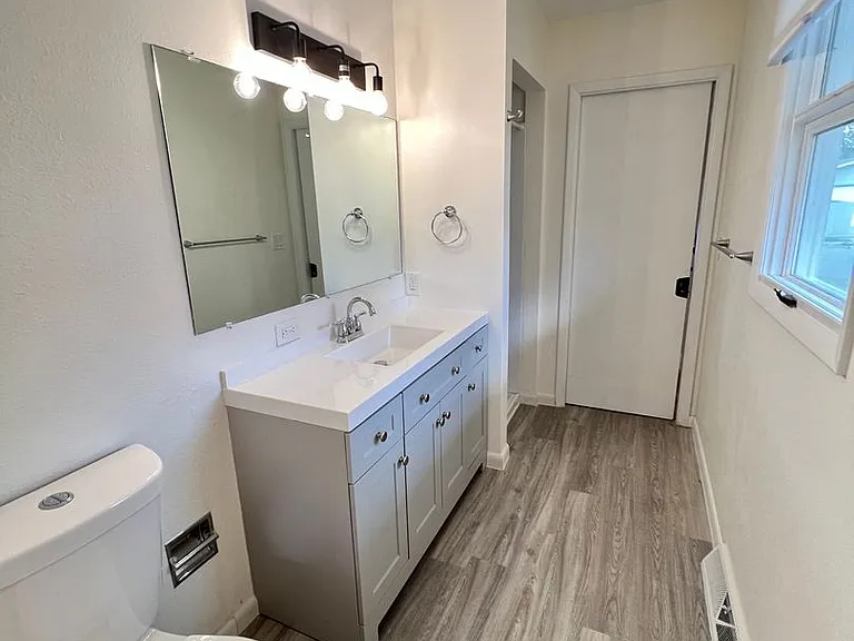 2539 Howard Ave — Photo 14
