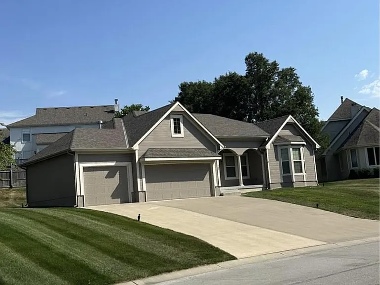 505 NW Highcliffe Dr — Photo 3