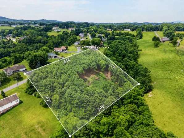 303 Stonebrook Dr, Galax, VA 24333