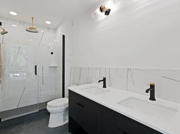 139 Christopher Columbus Drive image 10 of 33