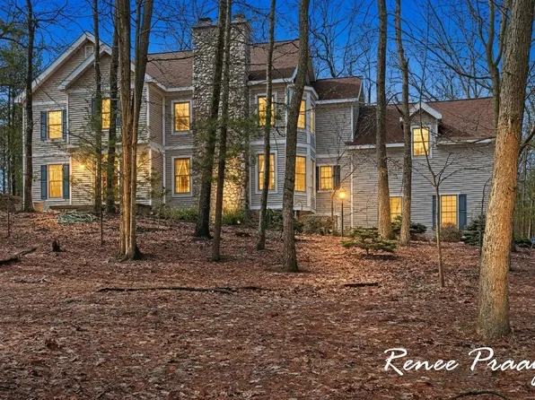 5439 Shawnee Rd, Pentwater, MI 49449