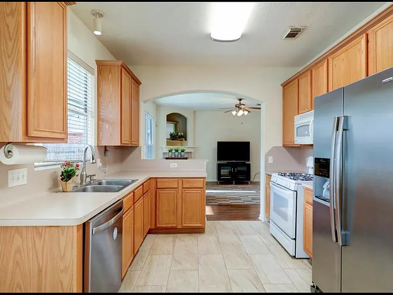 12918 Stratford Heights Dr — Photo 2