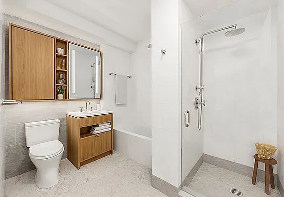 4th image of 20 River Ter APT 17L
